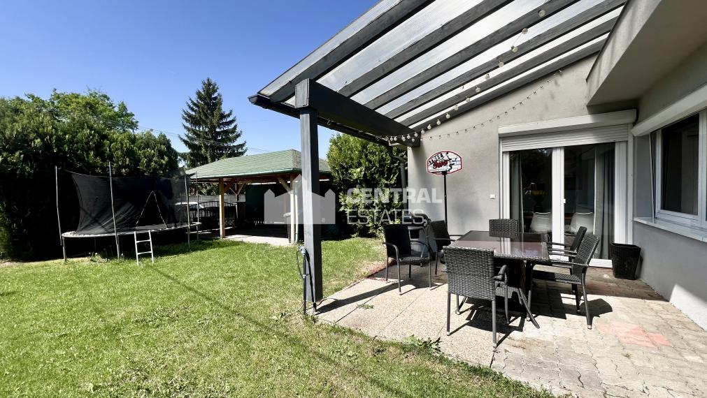 Dvojpodlažný 6- izbový rodinný dom so záhradou na predaj v Rajke