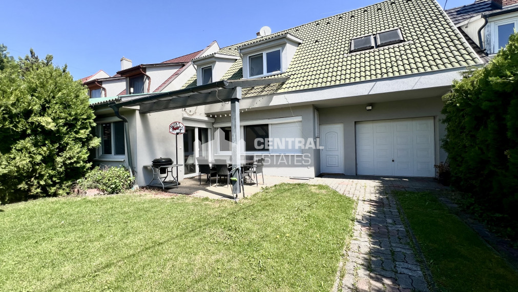 Dvojpodlažný 6- izbový rodinný dom so záhradou na predaj v Rajke