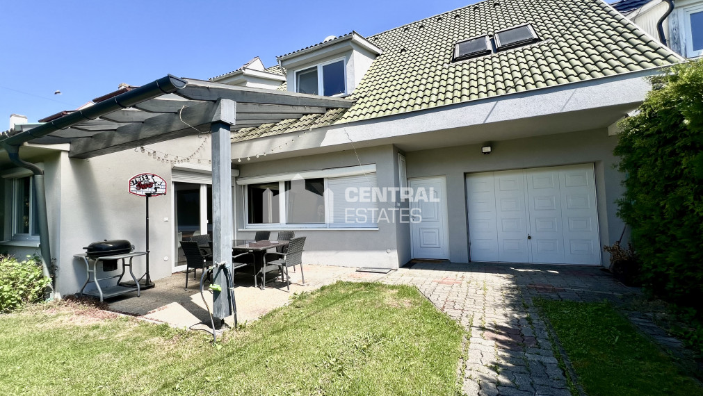 Dvojpodlažný 6- izbový rodinný dom so záhradou na predaj v Rajke