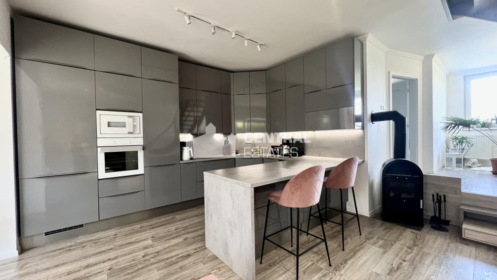 Dvojpodlažný 6- izbový rodinný dom so záhradou na predaj v Rajke