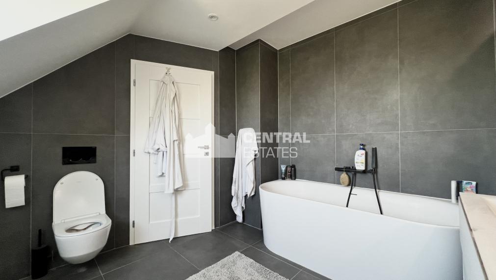 Dvojpodlažný 6- izbový rodinný dom so záhradou na predaj v Rajke