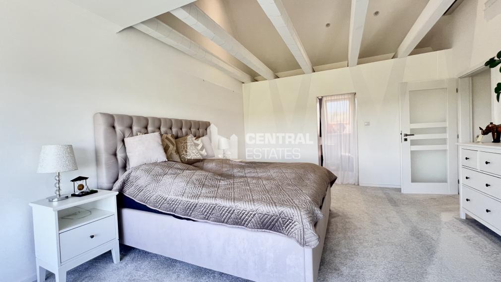 Dvojpodlažný 6- izbový rodinný dom so záhradou na predaj v Rajke