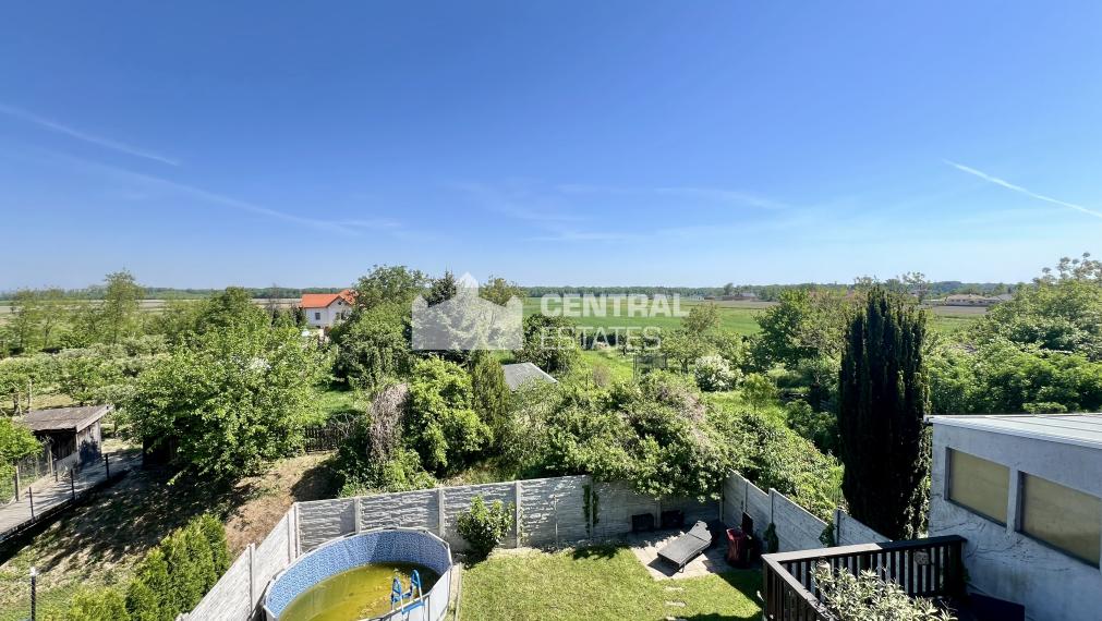 Dvojpodlažný 6- izbový rodinný dom so záhradou na predaj v Rajke