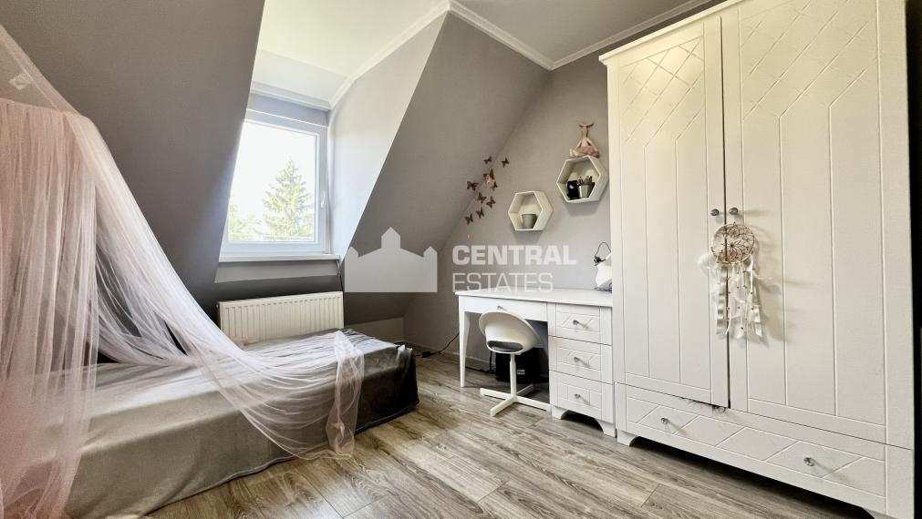 Dvojpodlažný 6- izbový rodinný dom so záhradou na predaj v Rajke