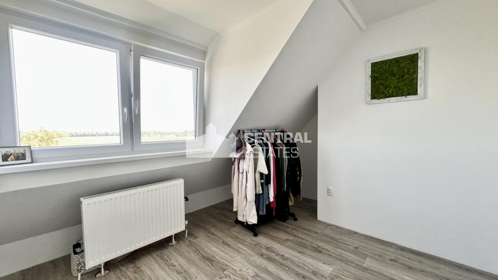 Dvojpodlažný 6- izbový rodinný dom so záhradou na predaj v Rajke