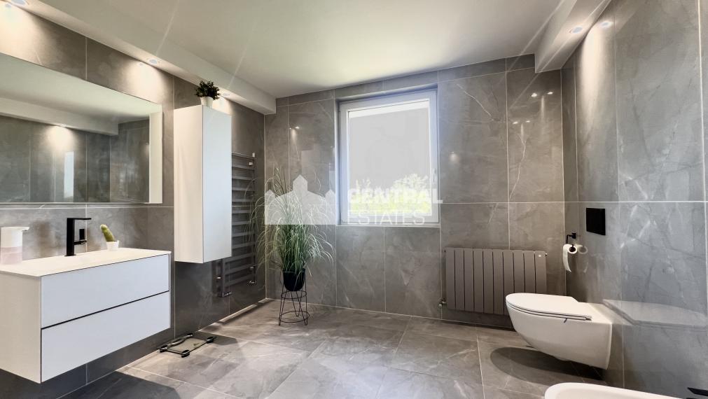 Dvojpodlažný 6- izbový rodinný dom so záhradou na predaj v Rajke