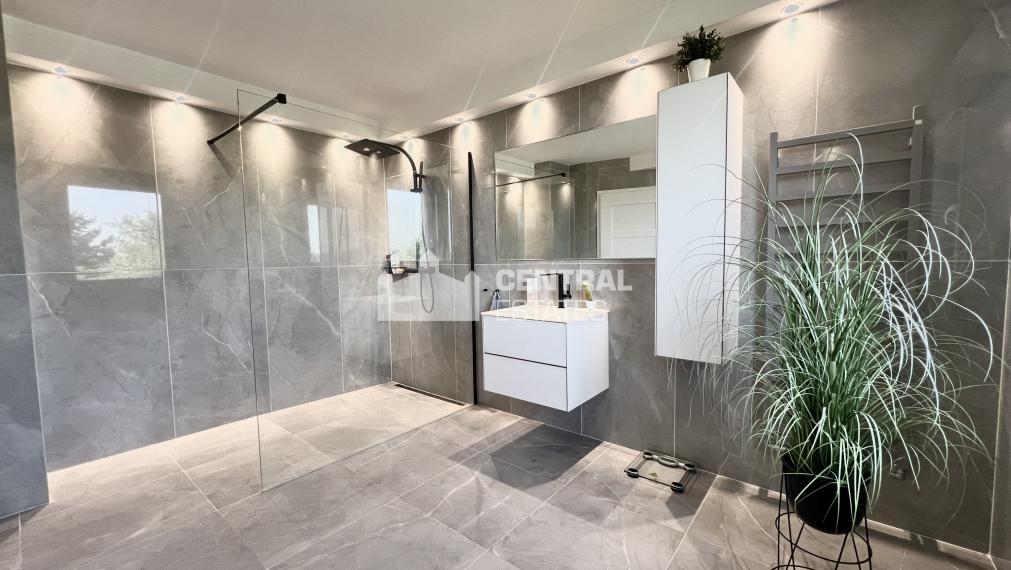 Dvojpodlažný 6- izbový rodinný dom so záhradou na predaj v Rajke