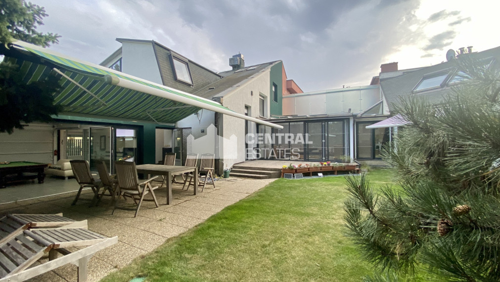 Priestranný 8-izbový rodinný dom so záhradou a saunou na prenájom v Novom meste