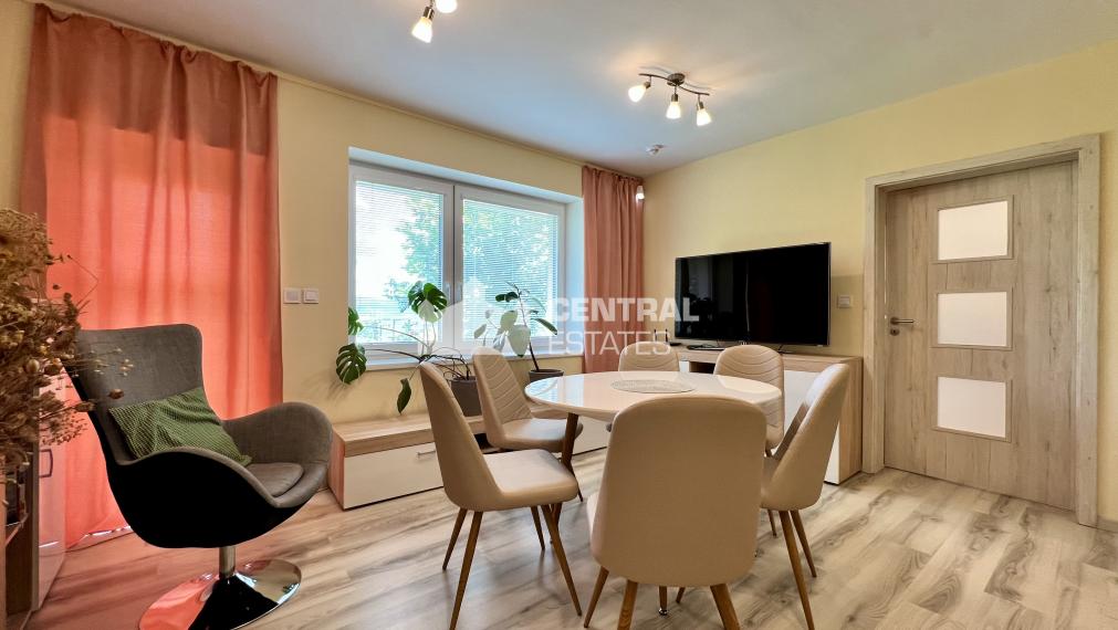 Dvojpodlažný 5- izbový rodinný dom s terasou na prenájom v Karlovej Vsi