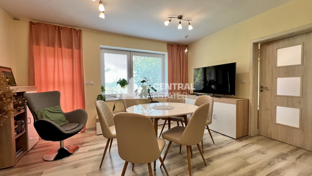 Dvojpodlažný 5- izbový rodinný dom s terasou na prenájom v Karlovej Vsi