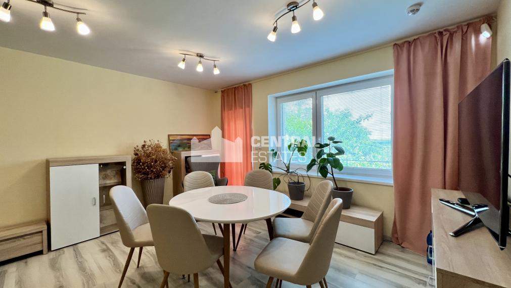 Dvojpodlažný 5- izbový rodinný dom s terasou na prenájom v Karlovej Vsi