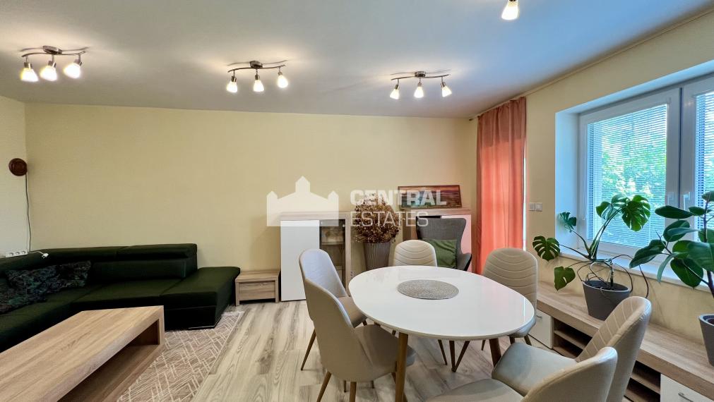 Dvojpodlažný 5- izbový rodinný dom s terasou na prenájom v Karlovej Vsi