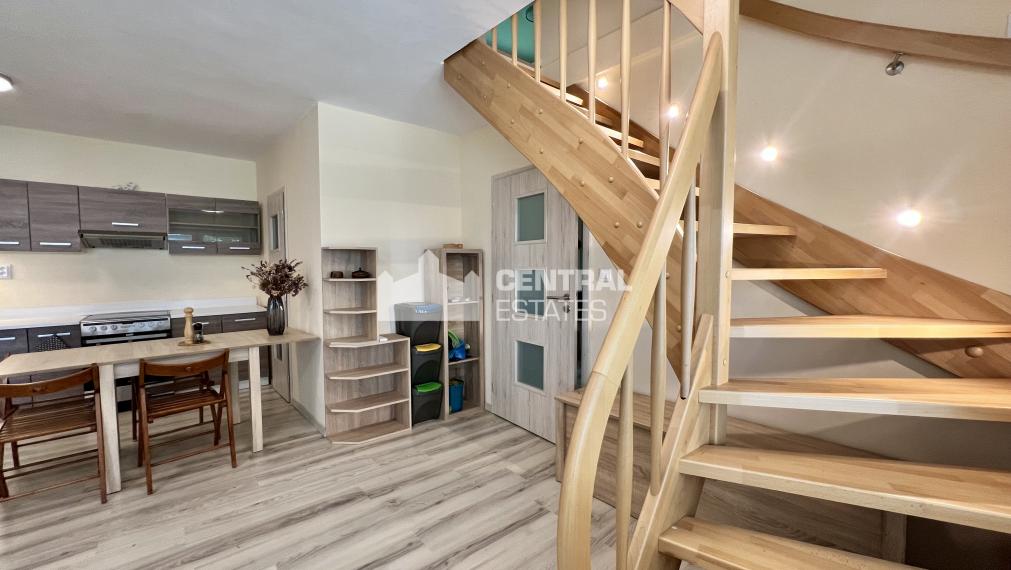 Dvojpodlažný 5- izbový rodinný dom s terasou na prenájom v Karlovej Vsi