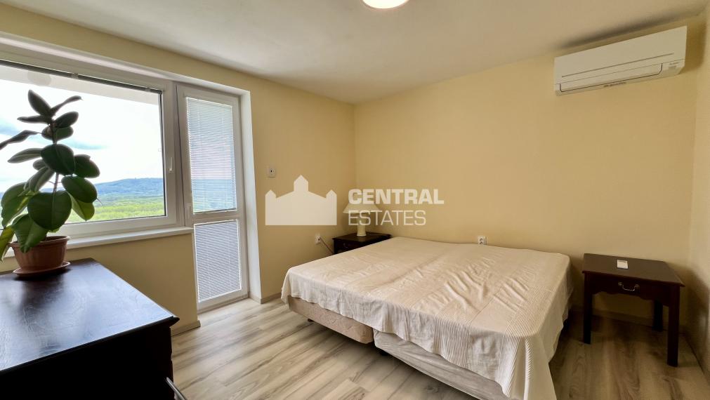 Dvojpodlažný 5- izbový rodinný dom s terasou na prenájom v Karlovej Vsi