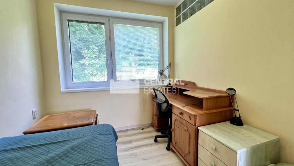 Dvojpodlažný 5- izbový rodinný dom s terasou na prenájom v Karlovej Vsi