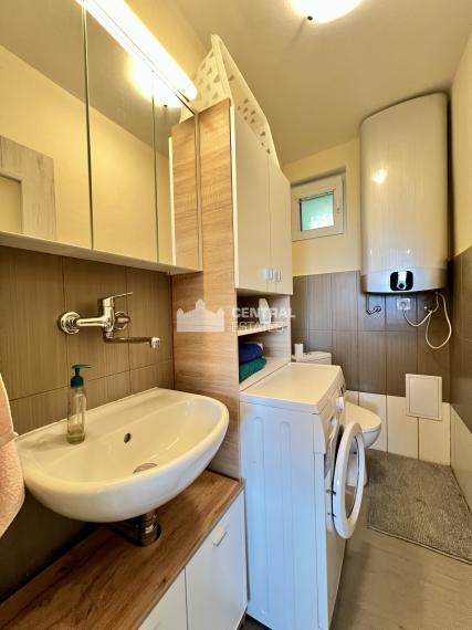 Dvojpodlažný 5- izbový rodinný dom s terasou na prenájom v Karlovej Vsi