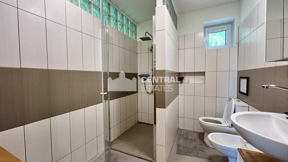 Dvojpodlažný 5- izbový rodinný dom s terasou na prenájom v Karlovej Vsi