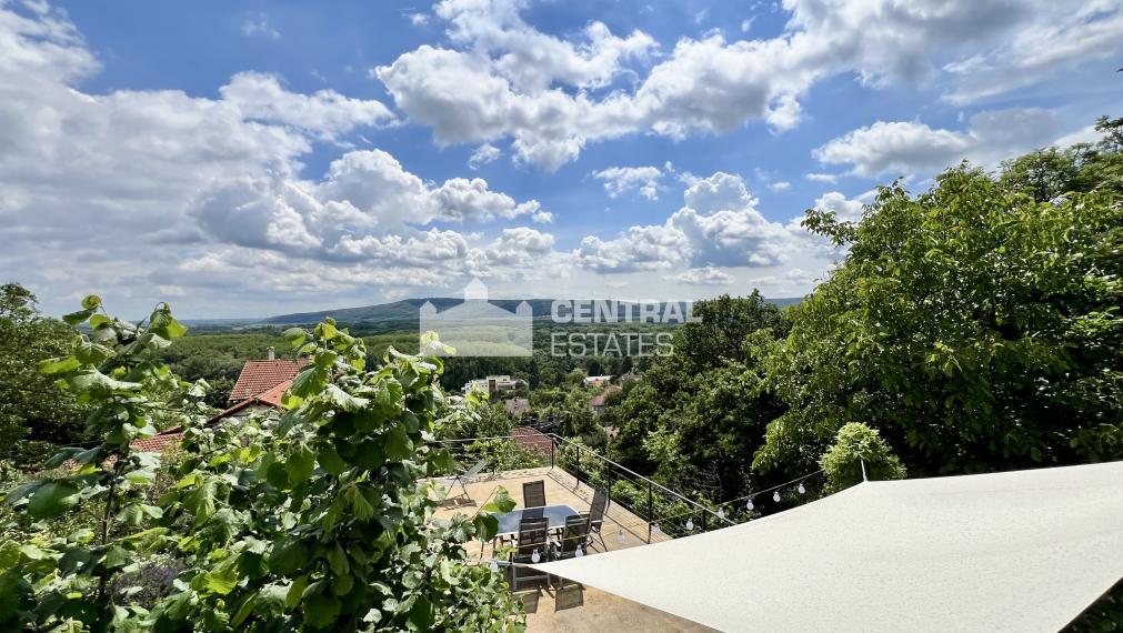 Dvojpodlažný 5- izbový rodinný dom s terasou na prenájom v Karlovej Vsi