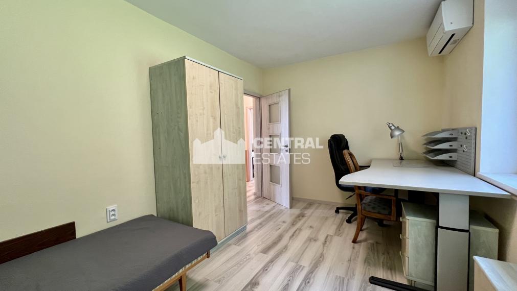 Dvojpodlažný 5- izbový rodinný dom s terasou na prenájom v Karlovej Vsi