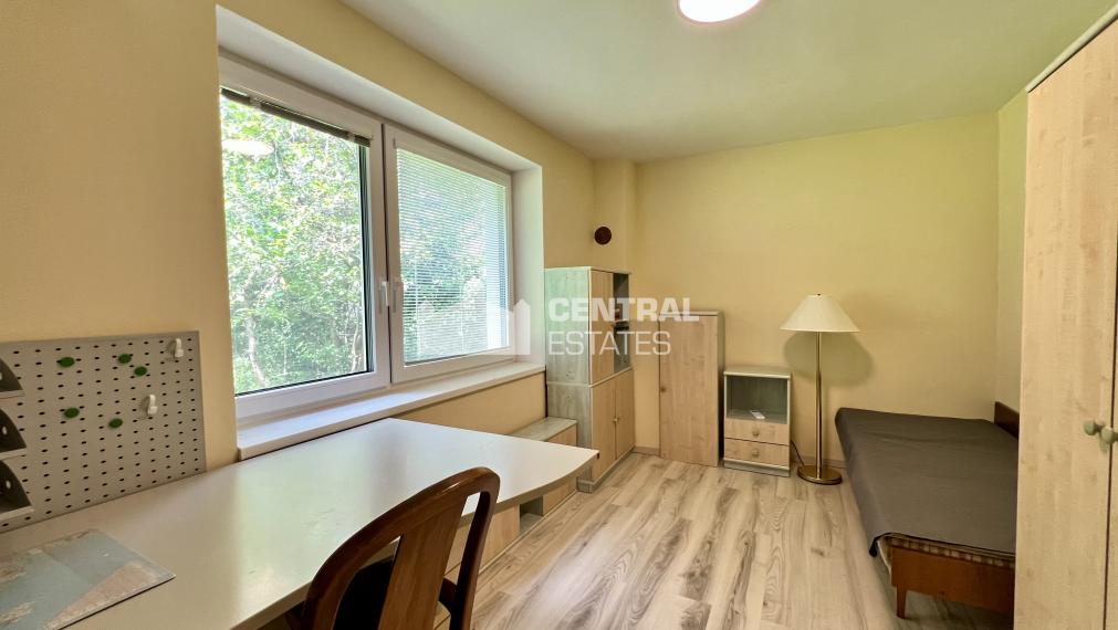 Dvojpodlažný 5- izbový rodinný dom s terasou na prenájom v Karlovej Vsi