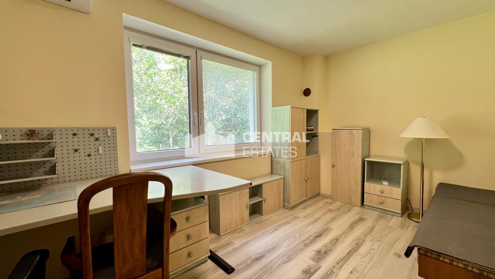 Dvojpodlažný 5- izbový rodinný dom s terasou na prenájom v Karlovej Vsi