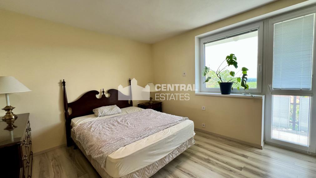 Dvojpodlažný 5- izbový rodinný dom s terasou na prenájom v Karlovej Vsi