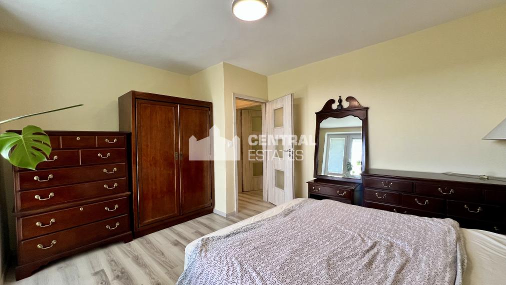 Dvojpodlažný 5- izbový rodinný dom s terasou na prenájom v Karlovej Vsi