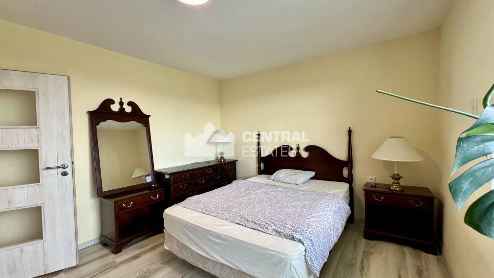 Dvojpodlažný 5- izbový rodinný dom s terasou na prenájom v Karlovej Vsi