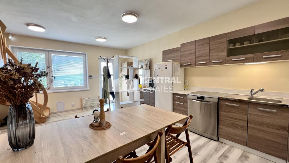 Dvojpodlažný 5- izbový rodinný dom s terasou na prenájom v Karlovej Vsi