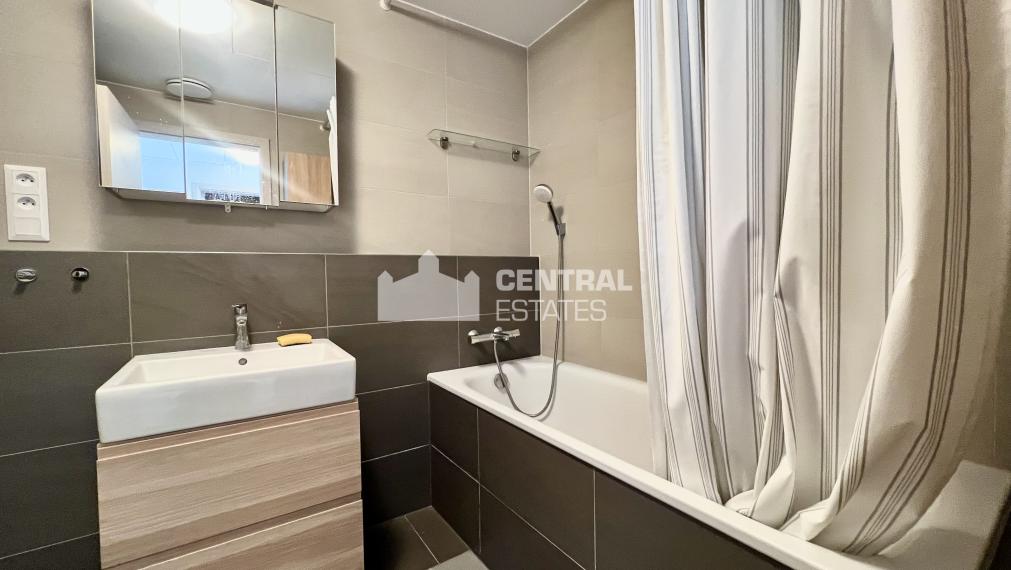 Priestranný nový 2i byt v jedinečnej novostavbe s lodžiou a parkovaním na prenájom v Starom meste