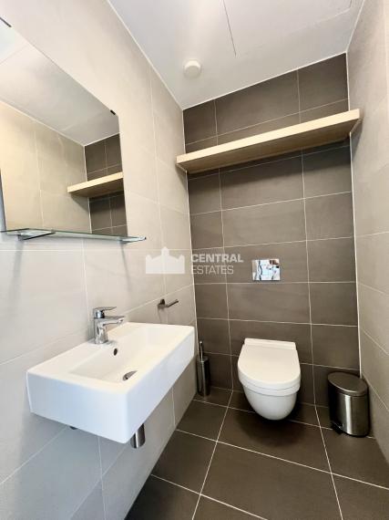 Priestranný nový 2i byt v jedinečnej novostavbe s lodžiou a parkovaním na prenájom v Starom meste