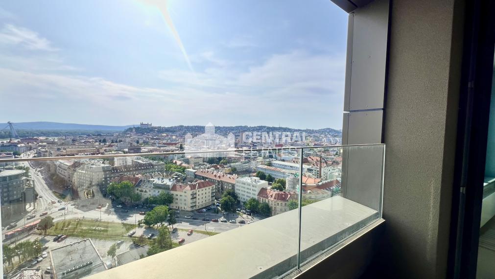 Priestranný nový 2i byt v jedinečnej novostavbe s lodžiou a parkovaním na prenájom v Starom meste