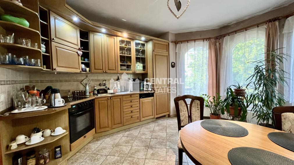 Two-storey 5-room family house with garden for sale in Dobrohošt