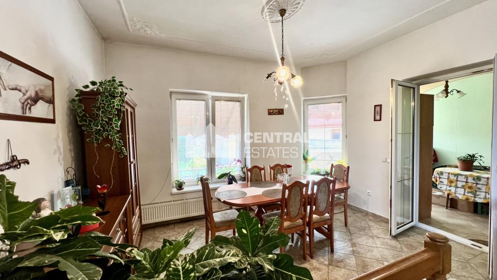 Two-storey 5-room family house with garden for sale in Dobrohošt