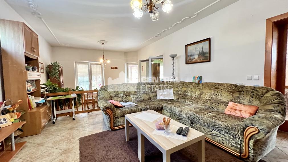 Two-storey 5-room family house with garden for sale in Dobrohošt