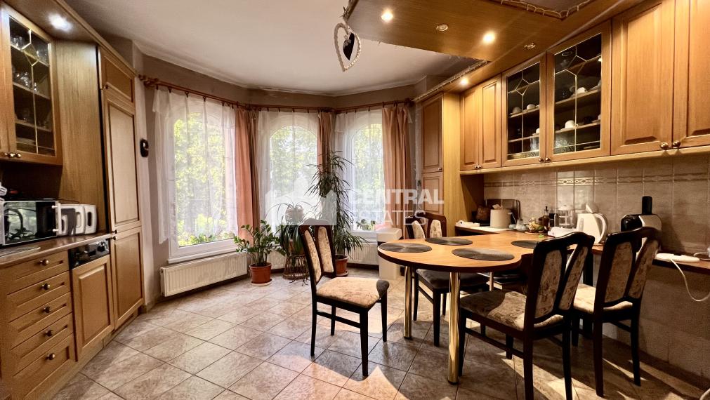 Two-storey 5-room family house with garden for sale in Dobrohošt