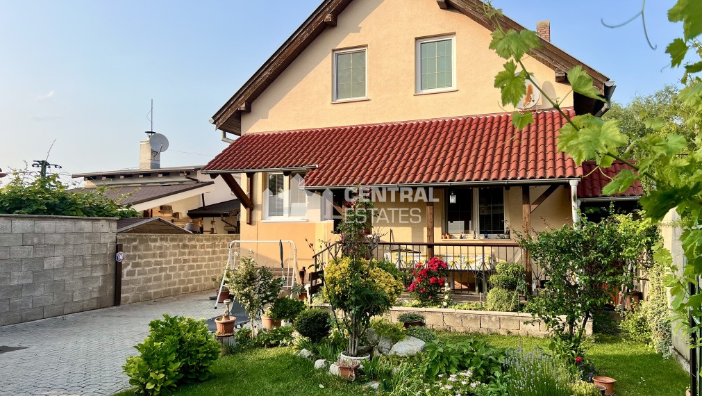 Two-storey 5-room family house with garden for sale in Dobrohošt