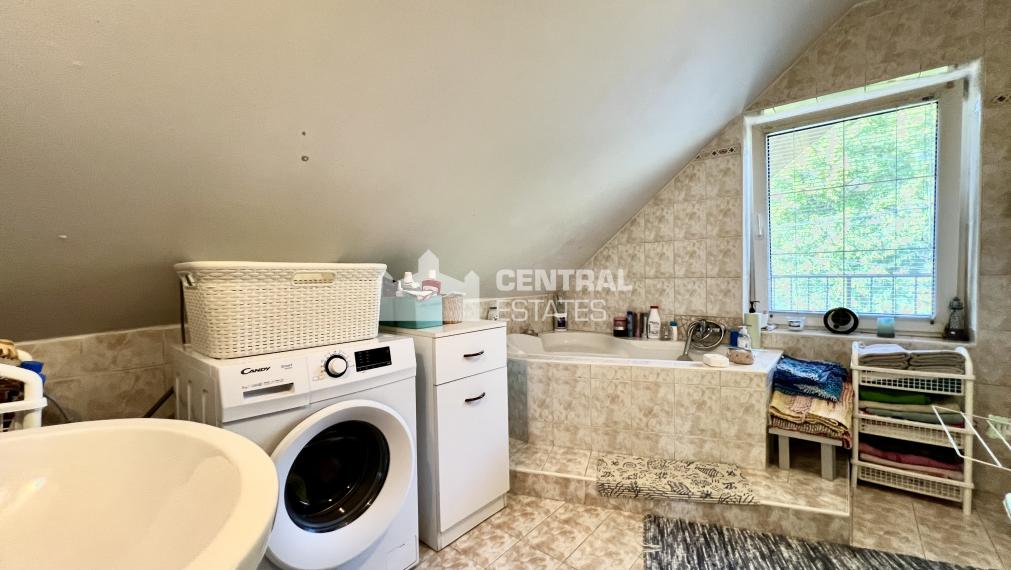 Two-storey 5-room family house with garden for sale in Dobrohošt