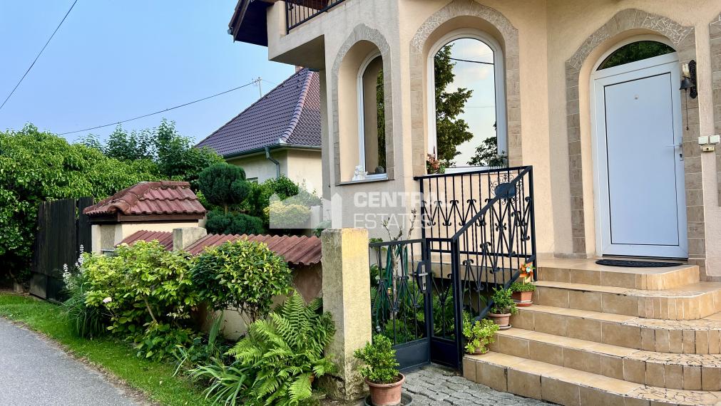 Two-storey 5-room family house with garden for sale in Dobrohošt