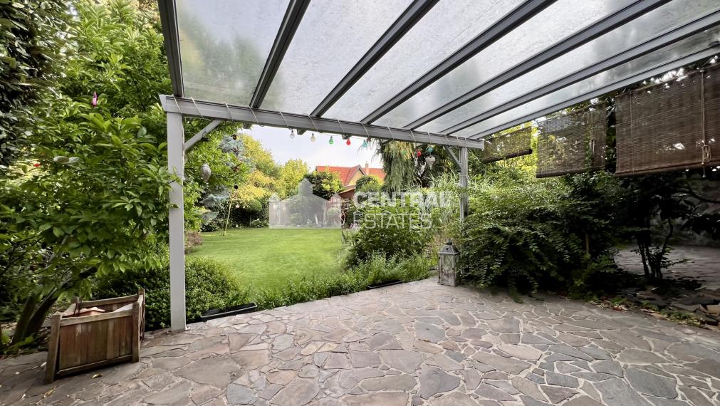 3- podlažný 4- izbový rodinný dom s garážou terasou a záhradou na predaj v Stupave