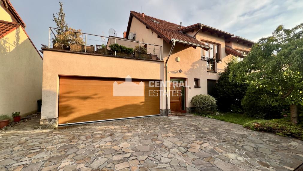 3- podlažný 4- izbový rodinný dom s garážou terasou a záhradou na predaj v Stupave