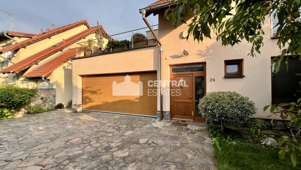 3- podlažný 4- izbový rodinný dom s garážou terasou a záhradou na predaj v Stupave