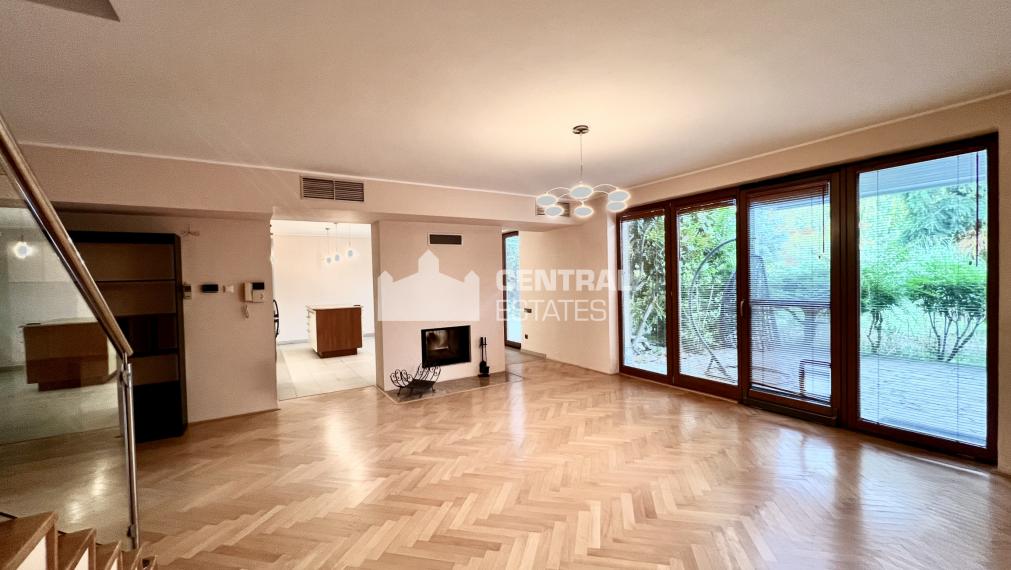 3- podlažný 4- izbový rodinný dom s garážou terasou a záhradou na predaj v Stupave