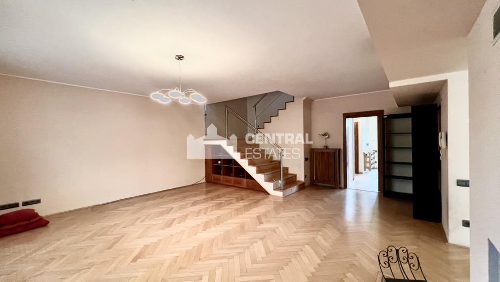 3- podlažný 4- izbový rodinný dom s garážou terasou a záhradou na predaj v Stupave