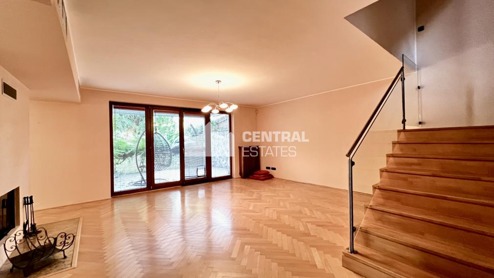 3- podlažný 4- izbový rodinný dom s garážou terasou a záhradou na predaj v Stupave