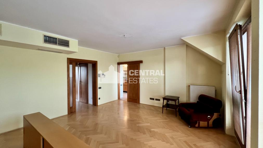 3- podlažný 4- izbový rodinný dom s garážou terasou a záhradou na predaj v Stupave