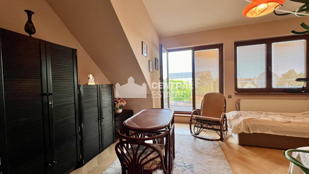 3- podlažný 4- izbový rodinný dom s garážou terasou a záhradou na predaj v Stupave