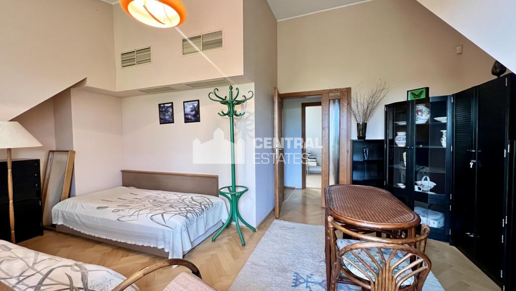 3- podlažný 4- izbový rodinný dom s garážou terasou a záhradou na predaj v Stupave