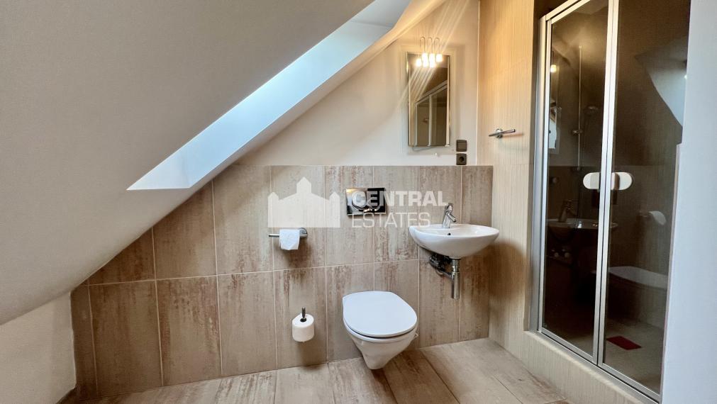 3- podlažný 4- izbový rodinný dom s garážou terasou a záhradou na predaj v Stupave