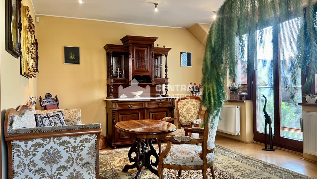 3- podlažný 4- izbový rodinný dom s garážou terasou a záhradou na predaj v Stupave